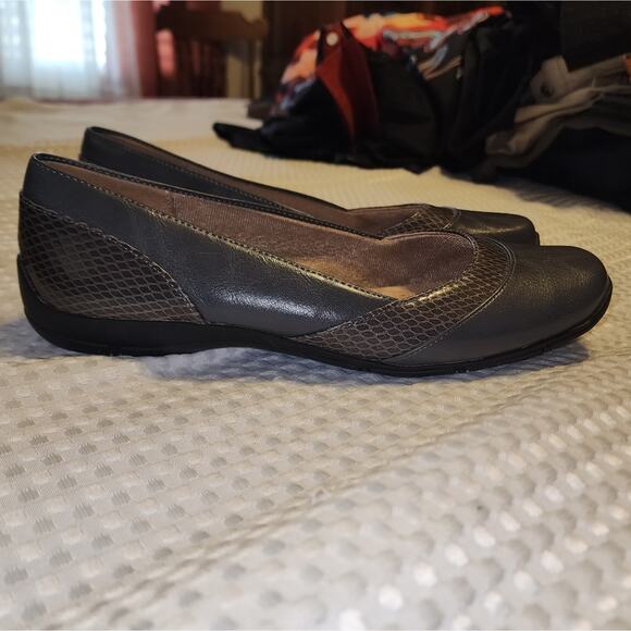 LIFE STRIDE EUC WOMEN'S SIZE 9.5 SOFT SYSTEMS LEATHER SLIPONS - Picture 1 of 9